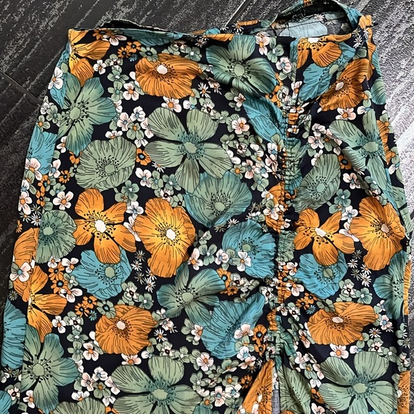 Ladies Volcom skirt - Picture 4 of 8